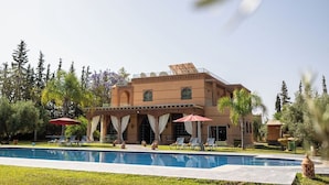 A large building with a swimming pool, outdoor seating, and a pergola. - Family villa Dar MOUDAR Marrakech - XXL pool & garden - services (Marrakech)