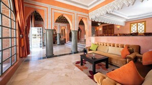 A lobby with a sofa, a coffee table, and a patterned rug. - Family villa Dar MOUDAR Marrakech - XXL pool & garden - services (Marrakech)