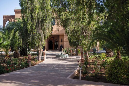 Family villa Dar MOUDAR Marrakech - XXL pool & garden - services