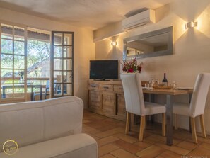 TV - Apartment in the Alpilles (Paradou)
