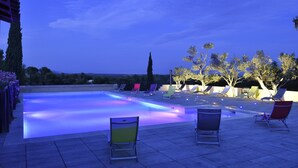 Ein Pool im Freien mit Liegestühlen und blauem Himmel.