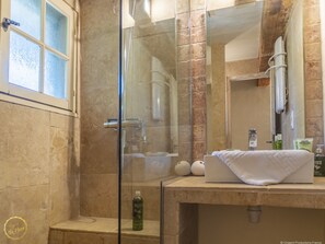 Shower, towels