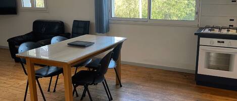 Réfrigérateur, four à micro-ondes, un four, lave-vaisselle