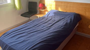2 bedrooms, iron/ironing board, WiFi