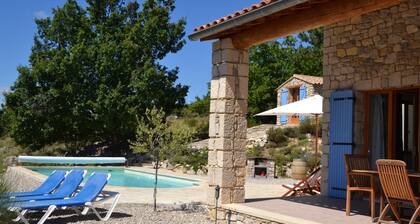 Mas situation au calme pour 8 personnes avec piscine privée