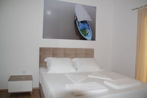 Villa | Skrivbord och strykjärn/strykbräda