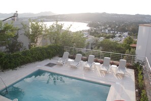 Outdoor pool, pool umbrellas, pool loungers - Villa Flamingo (Bodrum)