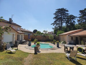 A heated pool - Country cottage in Futuroscope country/ Shared swimming pool (Gizay)