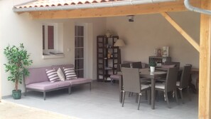 Outdoor dining - Country cottage in Futuroscope country/ Shared swimming pool (Gizay)