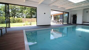 Piscina interna, piscina aquecida