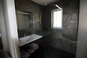 Combined shower/tub, hair dryer, towels, toilet paper - Villa indoor swimming pool, South Brittany near the sea (Fouesnant)