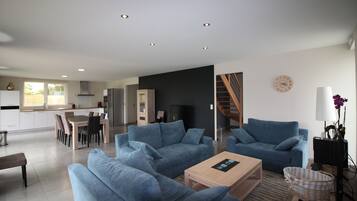 Smart-tv, een dvd-speler, boeken en een muziekbibliotheek