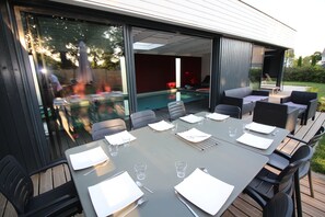 Outdoor dining - Villa indoor swimming pool, South Brittany near the sea (Fouesnant)