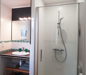 Badkar/dusch, hårtork, handdukar och toalettpapper