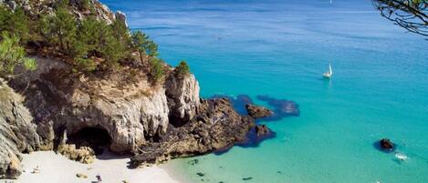 Una spiaggia nelle vicinanze