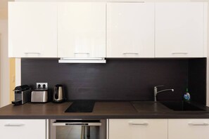 Kühlschrank, Mikrowelle, Ofen, Herdplatte