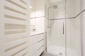 Shower, hair dryer, towels - Palais Miramar: 1 bed side sea view (Cannes)