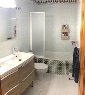 Baignoire, sèche-cheveux, serviettes fournies