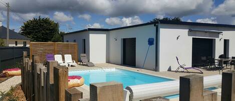 حمّام سباحة مُدفَّأ