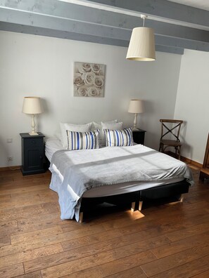 4 bedrooms, iron/ironing board, travel cot, free WiFi - house facing the sea near Saint Malo (saint suliac)