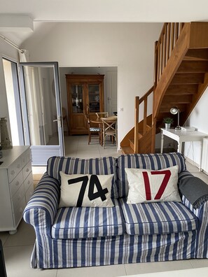 TV, fireplace, DVD player, books - house facing the sea near Saint Malo (saint suliac)