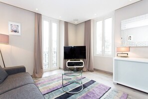 TV, offices - 1 bedroom in front of the Palais! (Cannes)