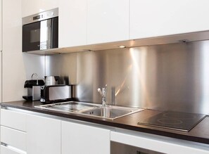 Fridge, microwave, oven, stovetop - 1 bedroom in front of the Palais! (Cannes)