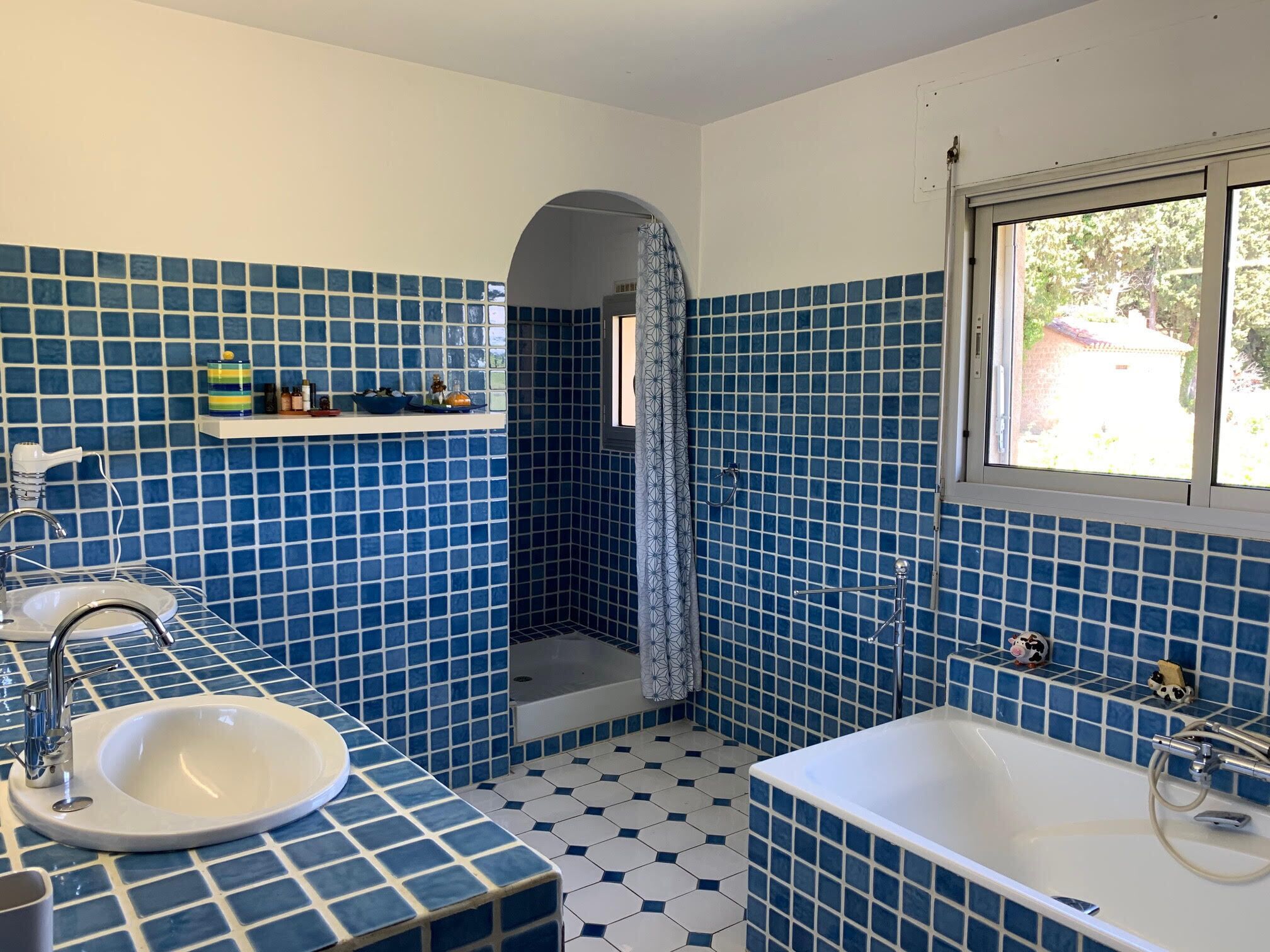 Ensemble douche/baignoire, sèche-cheveux, serviettes fournies