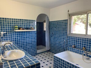 Ensemble douche/baignoire, sèche-cheveux, serviettes fournies