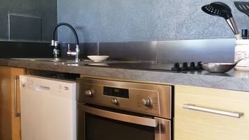 Réfrigérateur, micro-ondes, four, plaque de cuisson