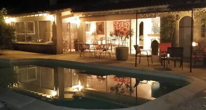 LE MAS DES CAPELLES à VACQUEYRAS avec piscine chauffée au milieu des vignes