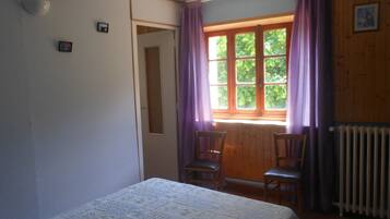 3 habitaciones y tabla de planchar con plancha