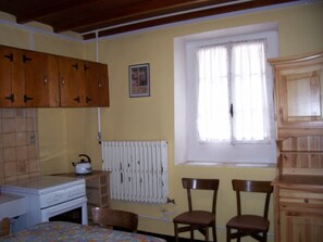 Fridge, microwave, oven, stovetop - 70m² quiet holiday home rental near a farm 23 km from Grenoble (Isère)