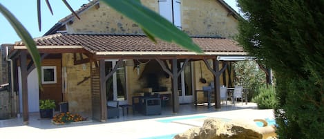 حمّام سباحة خارجي