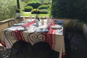Outdoor dining - Le Bonheur dans notre pré - Castelnaud, charming gite in an old farm (Sainte-Mondane)