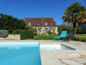 Een verwarmd zwembad