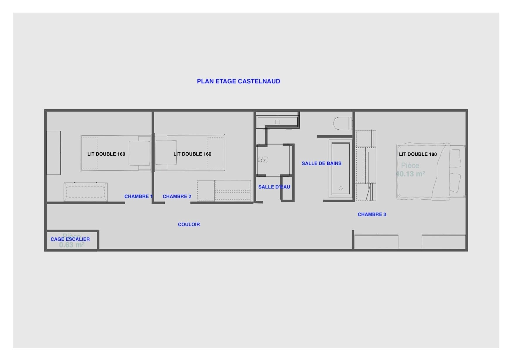 Een plattegrond van hotel Plan Etage Castelnaud, met daarin drie tweepersoonskamers, een badkamer, een woonkamer, een trap en een klein balkon.