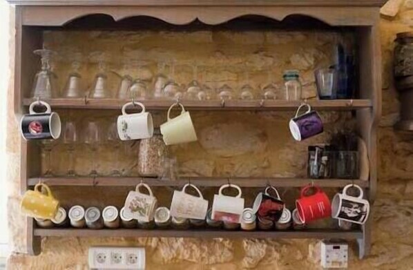 A shelf with various mugs and containers. - Le Bonheur dans notre pré - Castelnaud, charming gite in an old farm (Sainte-Mondane)