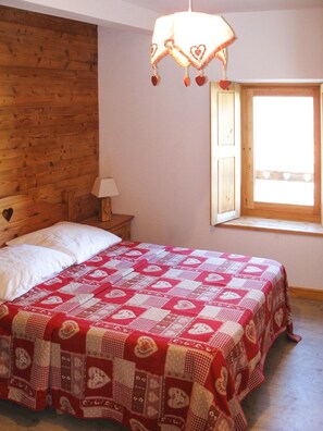 2 عدّة غرف نوم ومكواة/لوح كي وواي فاي