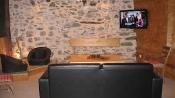 Televisie, een open haard, een dvd-speler en een stereo