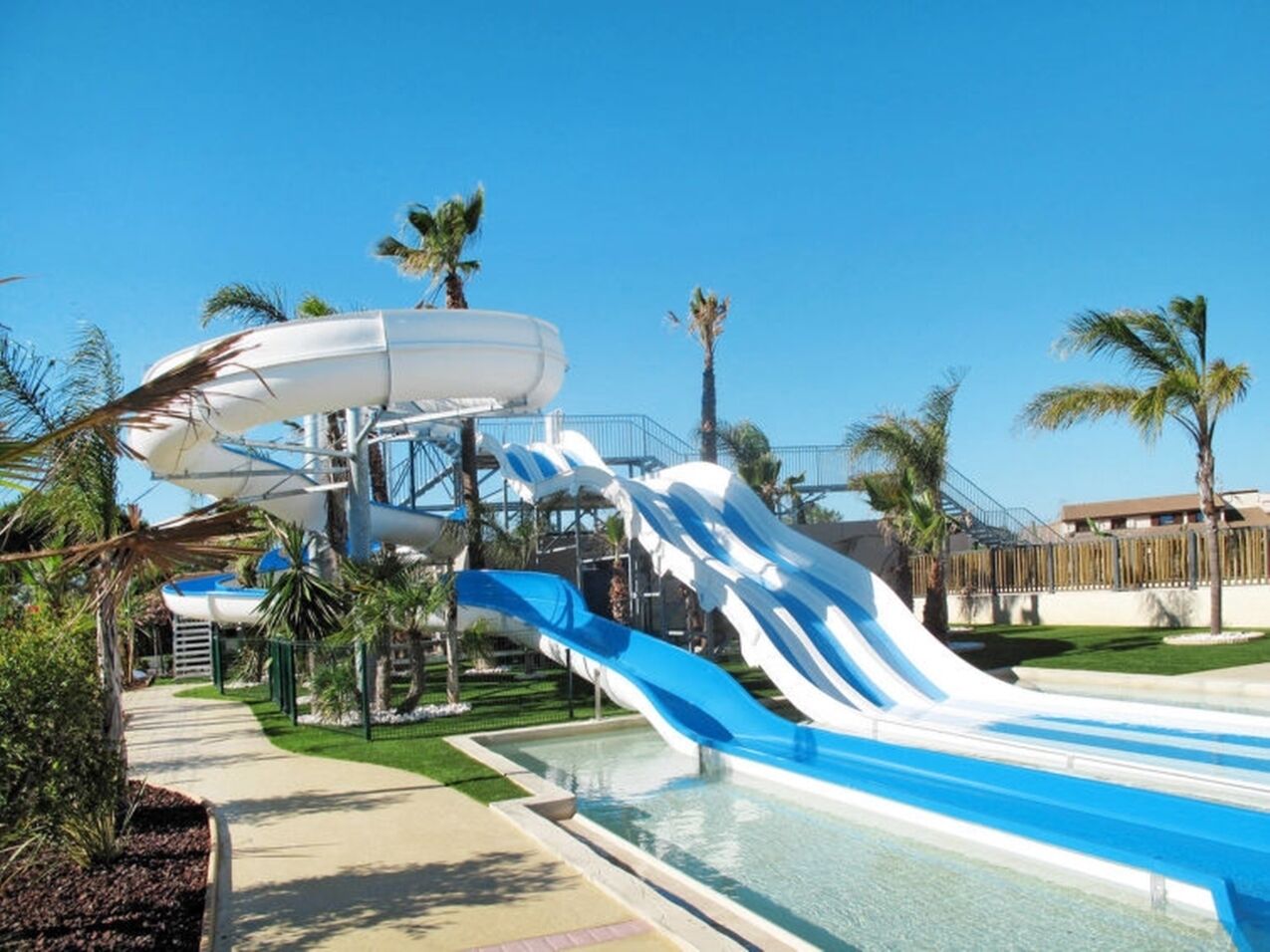 LE CENTRE AQUATIQUE OUVERT DE FIN MAI FIN SEPTEMBRE A 100 M