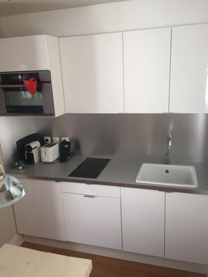 Fridge, microwave, oven, stovetop - Eiffel Tower 2 luxury rooms (Paris)