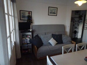 TV, DVD player, books, stereo