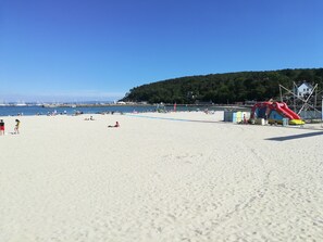 På stranden