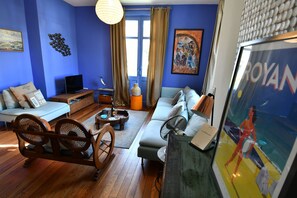 Fernseher, DVD-Player, Bücher, Videothek