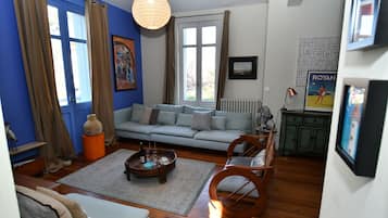 Televisie, een dvd-speler, boeken en een filmbibliotheek