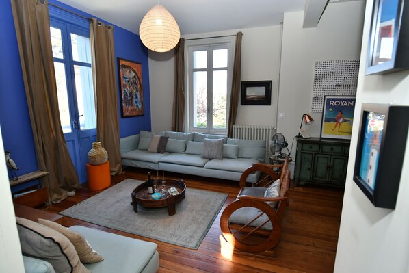 TV, DVD player, books, video library