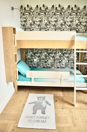 2 bedrooms, iron/ironing board, travel cot, free WiFi