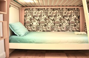 2 bedrooms, iron/ironing board, travel cot, free WiFi