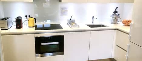 Kühlschrank, Mikrowelle, Ofen, Herdplatte